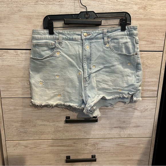 Daisy Embroidered Denim Jean Shorts Frayed Hem 5 Pocket Size 17/33 - Picture 2 of 6
